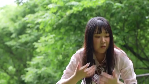 校服 · 跪姿 · 半身 · 户外 · 哀伤 · 浅景深 · 抽泣