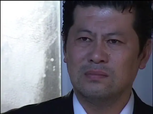 室内 · 面部特写 · 西装