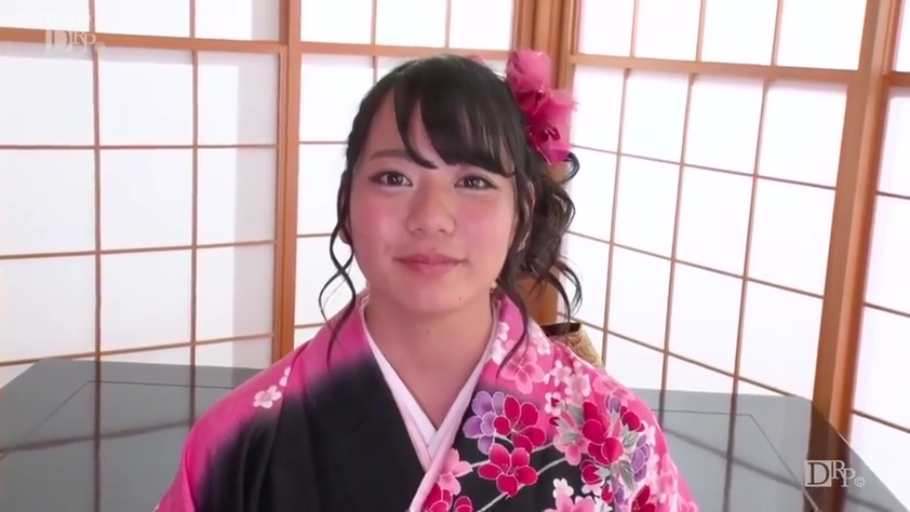 室内 · 坐姿 · 面部特写 · 白色吊带 · 大笑 · 开心 · 棕色长发