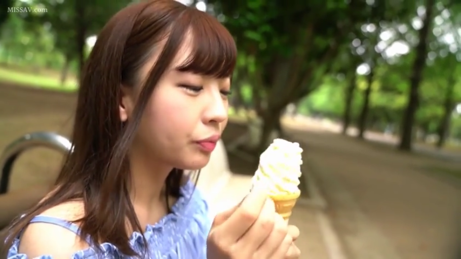 坐姿 · 脸部特写 · 愉悦 · 蓝色露肩上衣 · 亚洲女性 · 户外公园 · 冰淇淋 · 舔食