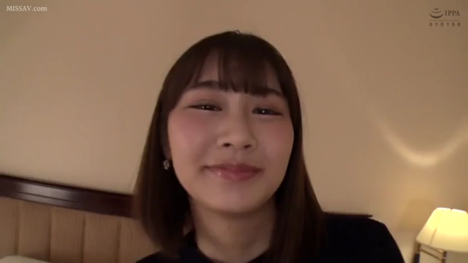 臥室 · 面部特寫 · 注視 · 正面 · 床头灯 · 居家感 · 柔和微笑 · 黑色简约上衣