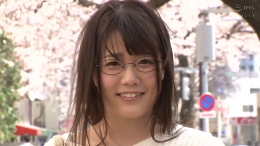 顔 · メガネ · 微笑 · 对视 · 屋外 · 长发 · 白色毛衣 · 正向