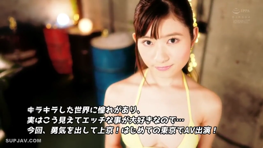 站姿 · 微笑 · 室内摄影棚 · 半身特寫 · 注视镜头 · 日文字幕 · 黄色比基尼 · 装饰桶