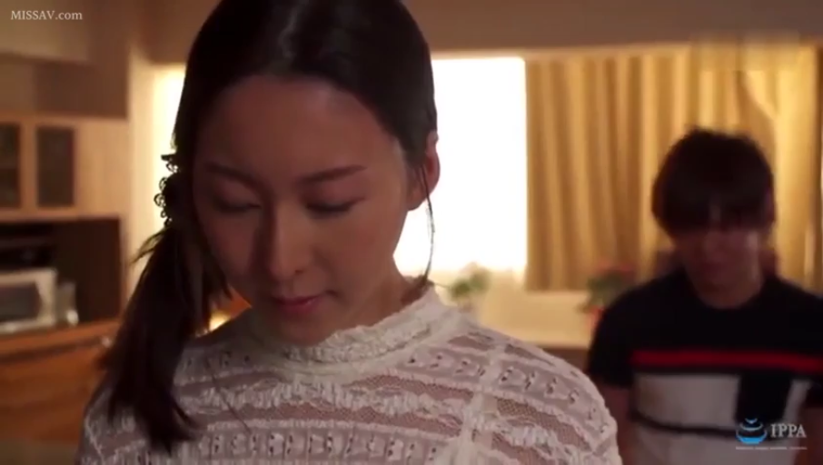 沉思 · 忧郁 · 站立 · 白色蕾丝上衣 · 熟女 · 室内房间 · 脸部近景