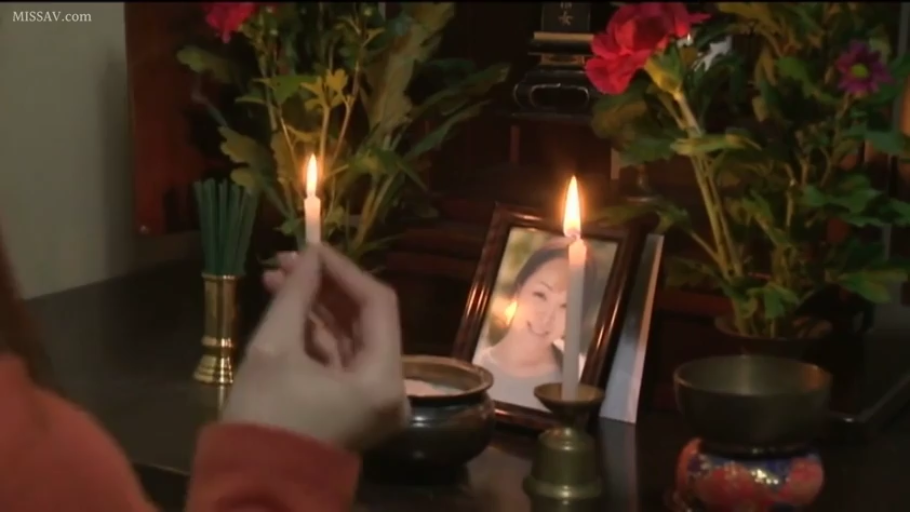 剧情 · 红色上衣 · 庄重 · 伸手 · 遗像 · 祭拜 · 灵位前 · 祭坛特写