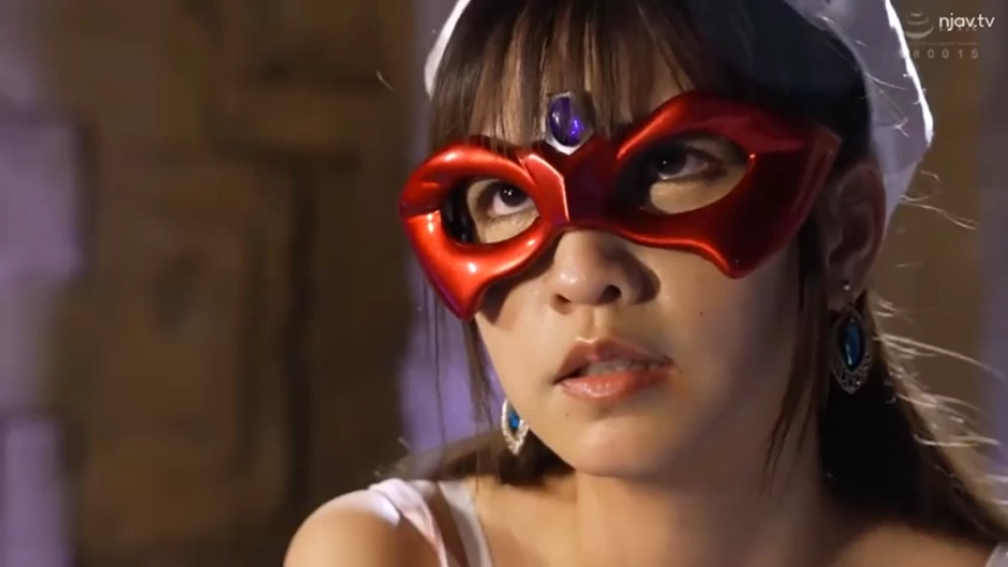 室内 · 严肃 · 脸部 · 凝视 · 白色吊带 · 侧头 · 红色面具 · NJAV