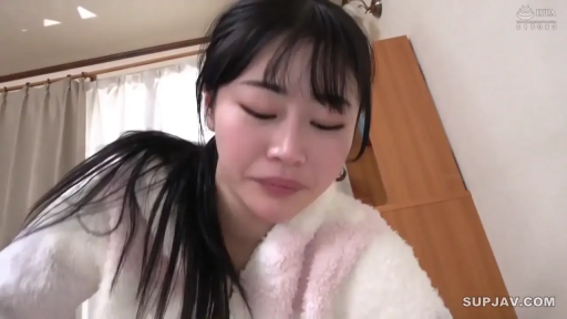 室内 · 投入 · 俯身 · 脸部特写 · 亚洲女性 · 绒毛睡衣 · 对向镜头