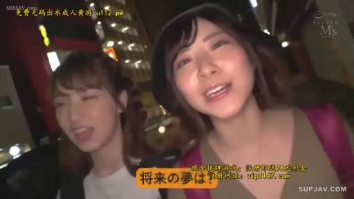 交谈 · 脸部特写 · 站立 · 微笑 · 街道 · 休闲服 · 街头采访 · 帽子