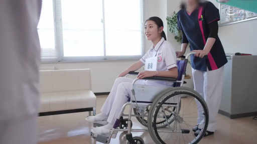 坐姿 · 医院 · 护士服 · 角色扮演 · 中景 · 微笑 · 轮椅 · 护理