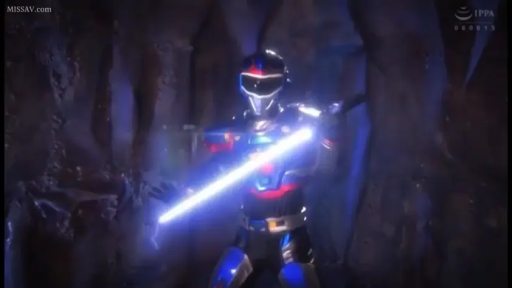 全身 · 特摄题材 · 山洞 · 特摄战袍 · 持剑站立 · 展示武器 · 面具覆盖 · 激光剑