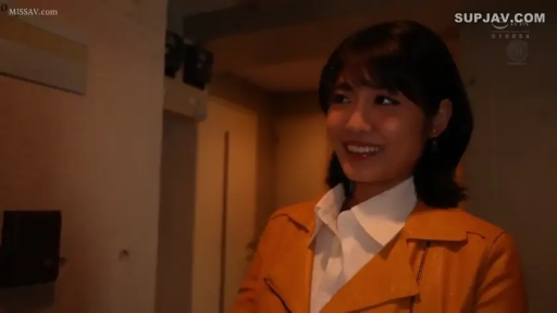 脸部 · 站姿 · 橙色外套 · 微笑 · 职场女性 · 注視 · 室內走廊 · 门禁系统