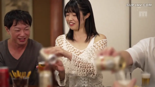 室內 · 坐姿 · 中景 · 微笑 · 倒酒 · 多人聚会 · 啤酒罐 · 鏤空罩衫