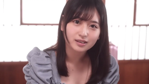 Indoor · Sitting Posture · Face · 自然 · Stare · 近景 · 灰色荷叶边上衣