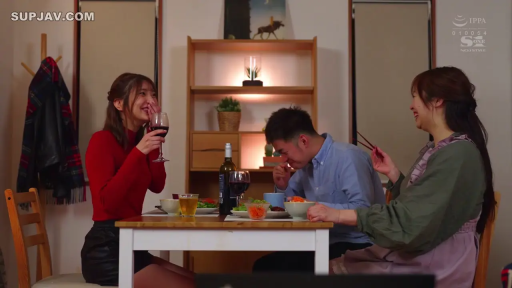 座り姿勢 · 全景 · 餐厅 · 餐具 · 聚餐 · 愉快 · 日常服装 · 三人场景