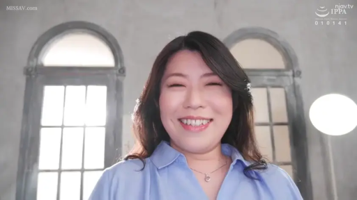 Indoor · 面部特写 · Eye contact · Light blue shirt · 正对镜头 · Radiant Smile