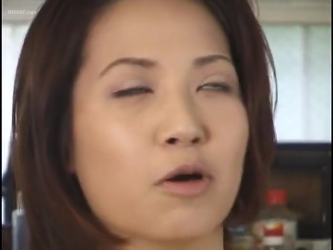 站立 · 面部特写 · 厨房 · 居家服