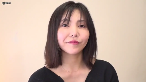 Indoor · 平静 · 面部特写 · Sit properly. · 注视镜头 · 黑色V领上衣 · Medium-short hair · 金项链