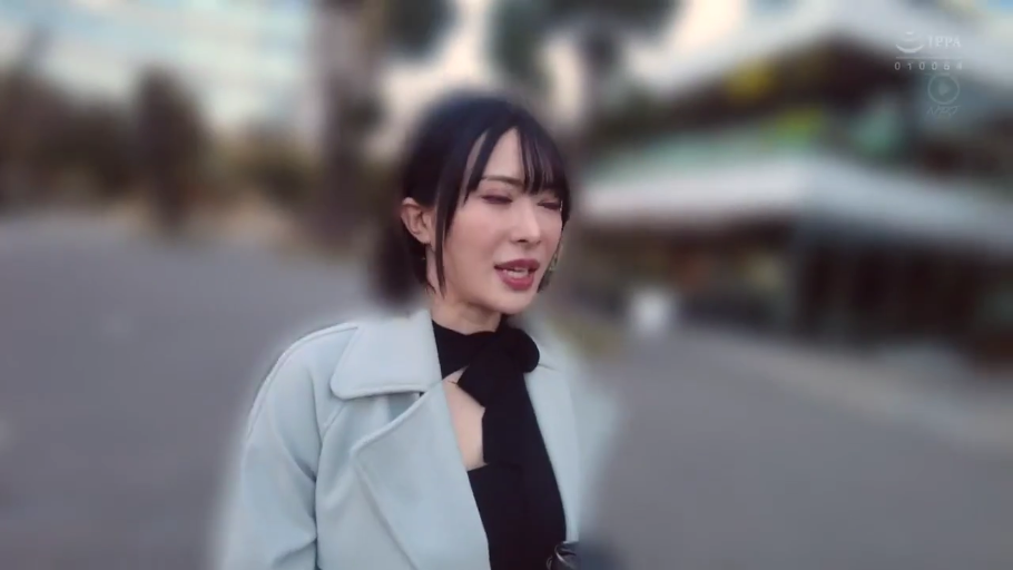 站立 · 平靜 · 半身 · 凝视 · 背景虚化 · 户外街道 · 浅蓝大衣