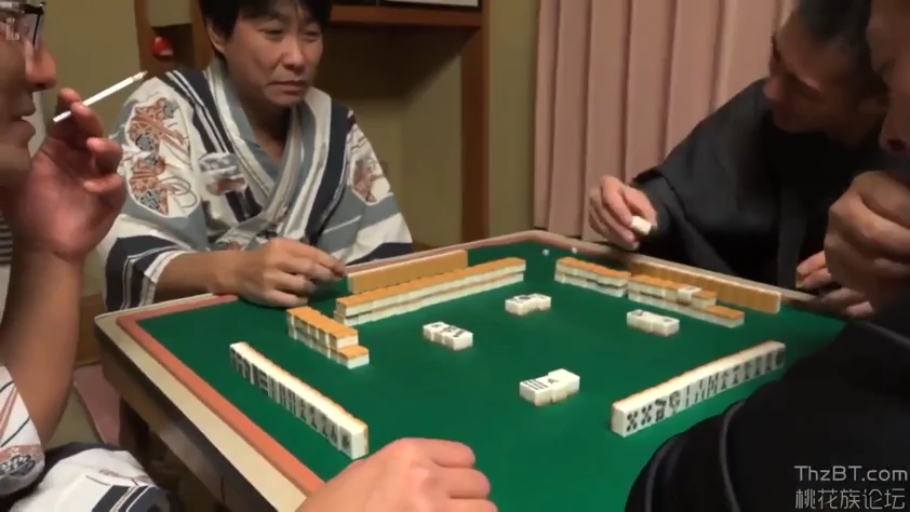 日式房间 · 专注 · 浴衣 · 香烟 · 烟雾