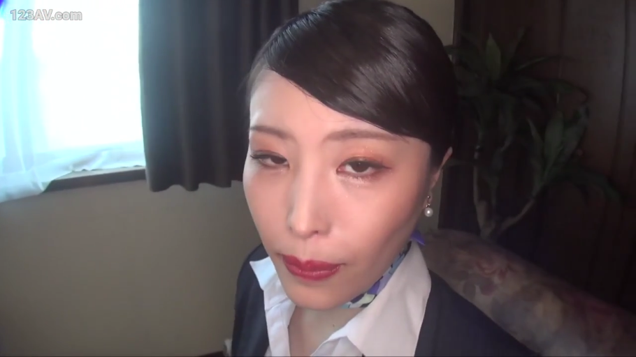 室内 · 坐姿 · 平静 · 丝巾 · 西服 · 注视 · 特写 · 日文字幕