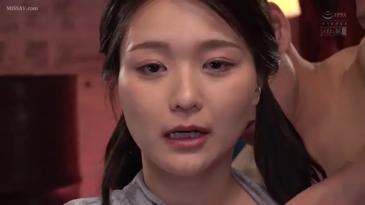 室内 · 坐姿 · 面部 · 呆滞 · 近景 · 说话 · T恤