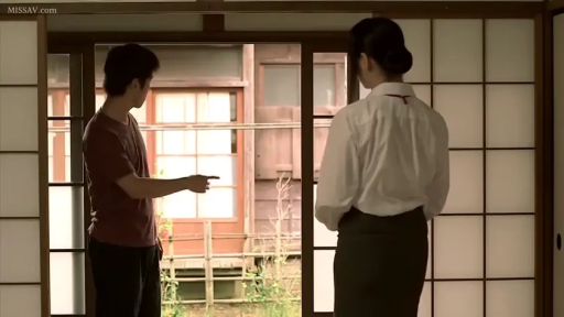 交谈 · 严肃 · 站立 · 和室 · 中景 · 职业装 · 日本AV · 障子