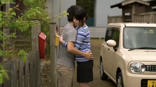 中景 · 条纹衫 · 屋外 · 站立拥抱