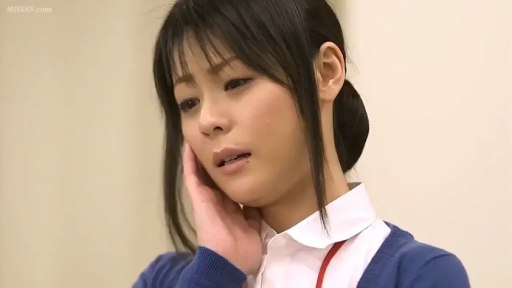 室内 · 瞑想 · 憂鬱 · 顔部のクローズアップ · 蓝色开衫 · 长发 · 手托脸部