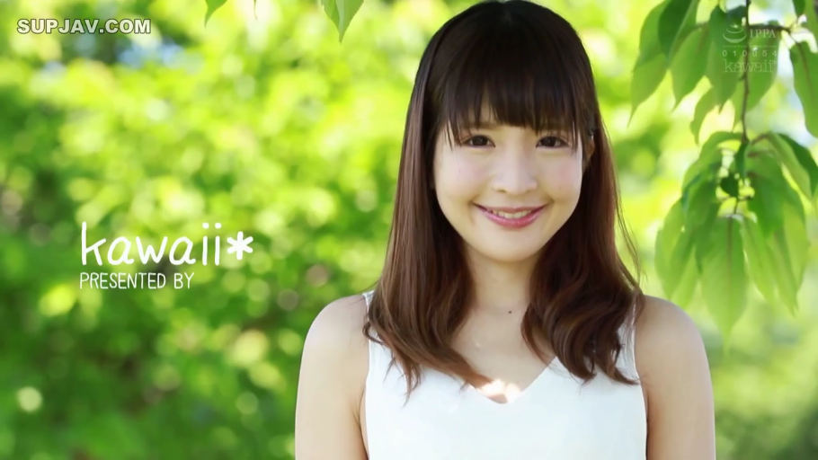 白色背心 · 甜美微笑 · 拍照 · 正面站立 · 齐刘海 · 头肩特写 · 户外绿植