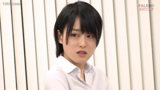 室内 · 白衬衫 · 面部特写 · 凝视 · 短发 · 侧坐 · 百叶窗 · 忧虑