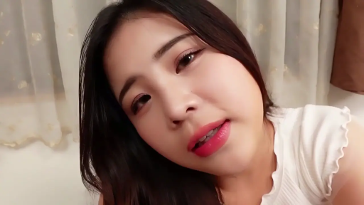 卧室 · 脸部特写 · 诱惑 · 呻吟 · 卧姿 · 白色荷叶边上衣 · POV自拍视角