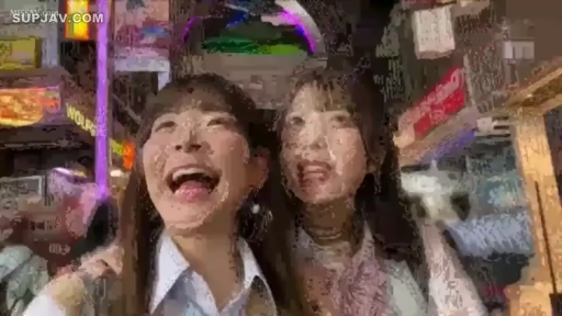 白色衬衫 · 特写 · 兴奋 · 大笑 · 画质模糊 · 并排靠拢 · 霓虹灯牌 · 夜间闹市区