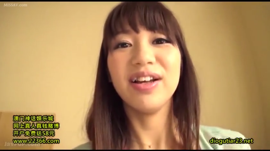 室内 · 脸部特写 · 微笑 · 说话 · 浅绿色上衣 · 长发齐刘海 · 正面面对镜头