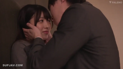 室内 · 脸部 · 微笑 · 成人内容 · 西装 · 调情 · 捧脸