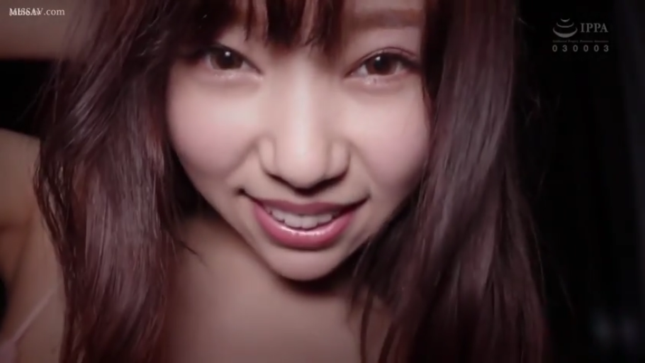 室内 · 脸部 · 微笑 · 注视 · 内衣 · 俯拍 · POV