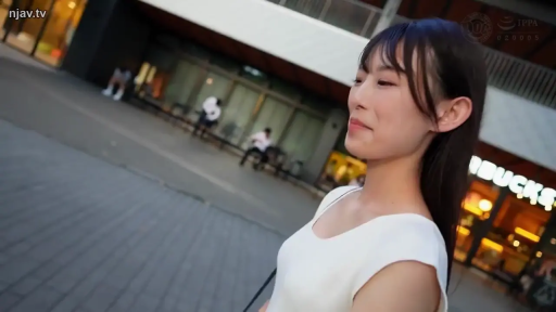 站立 · 微笑 · 白色上衣 · 散步 · 侧脸 · 户外街道 · 单肩包 · 街拍