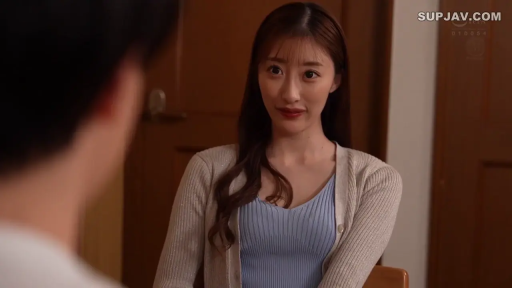 室内 · 坐姿 · 交谈 · 中景 · 微笑 · 长发 · 开衫