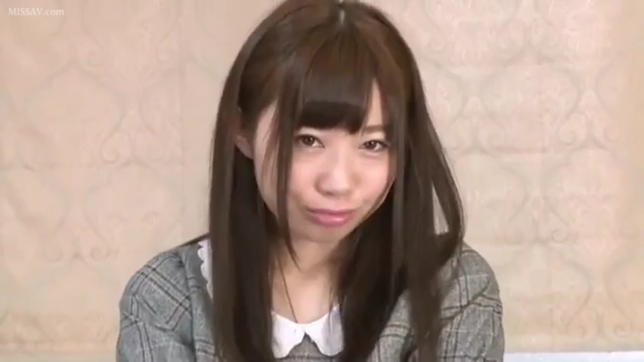 室内 · 顔部のクローズアップ · 注视镜头 · 正面坐姿 · 长直发 · 抿嘴微笑 · 灰色格纹连衣裙