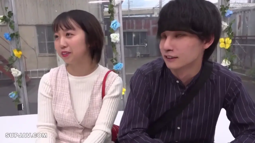 坐姿 · 微笑 · 毛衣背心 · 半身特写 · 水印 · 装饰花卉 · 采访交谈 · 户外影棚