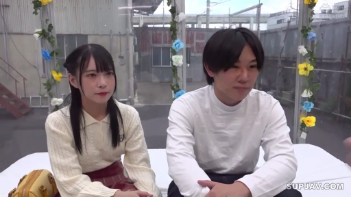 交谈 · 局促 · 中景 · 自然光 · 红格纹裙 · 并排坐姿 · 黄色包包 · 户外透明房