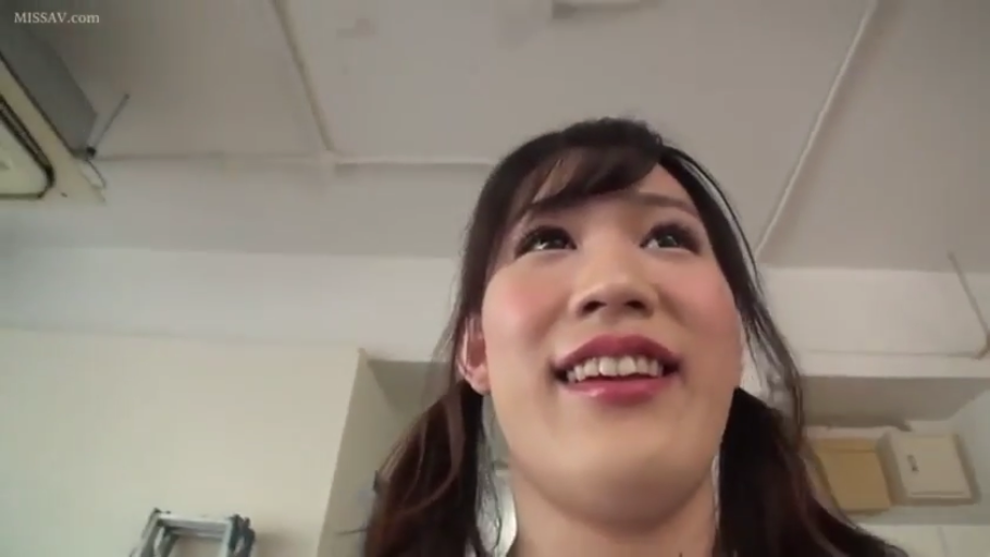 室内 · 面部 · 站立 · 微笑 · 梯子 · 低视角 · 便装 · 对视镜头