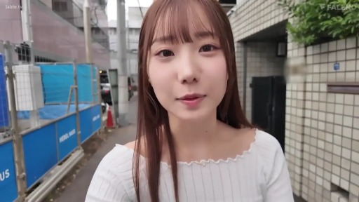 脸部特写 · 对视 · 户外街道 · 正面站立 · 自然微笑 · 白色一字肩上衣