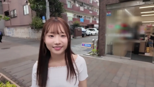 面部 · 站立 · 白色短袖 · 微笑 · 街道 · 户外 · 录制中