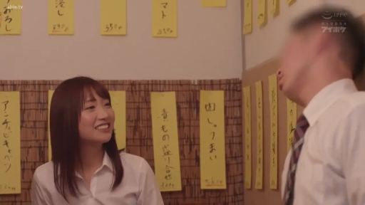 中景 · 白衬衫 · 微笑 · 交流 · 居酒屋 · 对坐 · 职场主题 · 墙上菜单