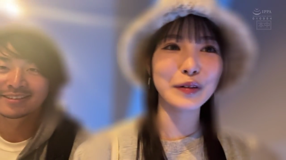 室内 · 脸部特写 · 站立 · 注视 · 毛绒帽 · 帽子 · 微张口 · 多人群像