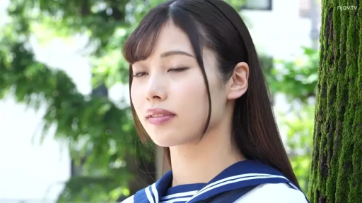 忧郁 · 脸部特写 · 站立 · 凝视 · 户外 · 水手服