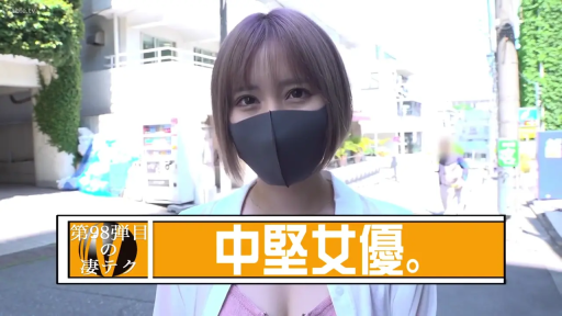 自然 · 半身特写 · 街道 · 注视镜头 · 白色外套 · 正面に立って · 黒いマスク · 街头采访