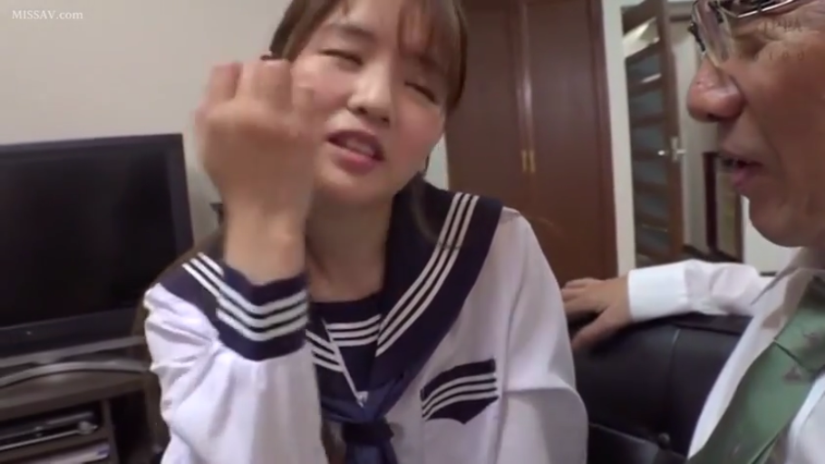 室内 · 坐姿 · 面部 · 委屈 · 水手服 · 互动 · 老少配 · 电视机