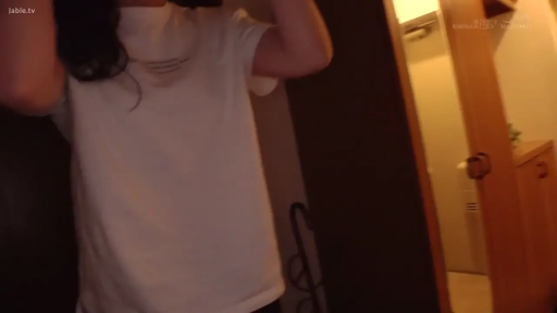 室内 · 站立 · 上半身 · 白いTシャツ