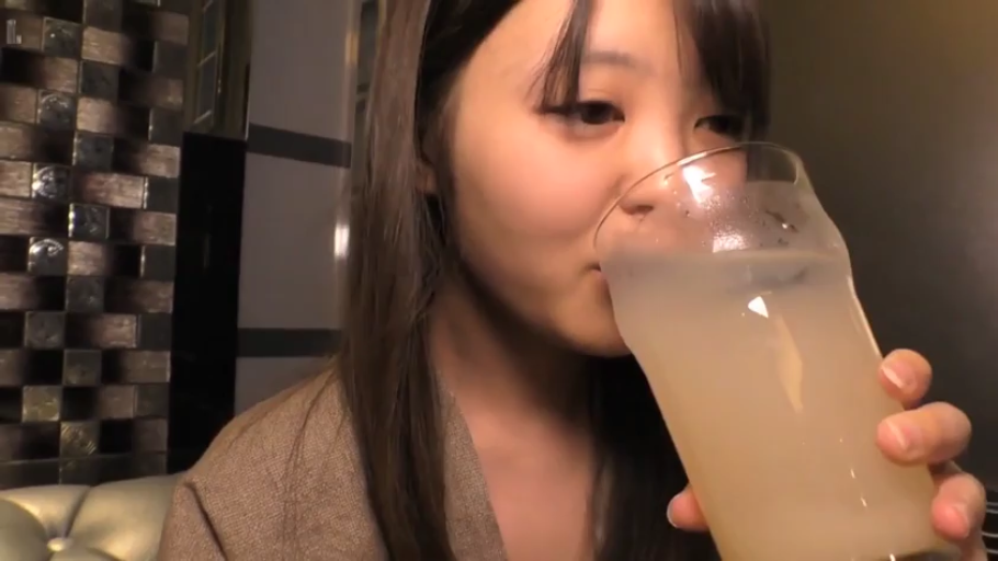 室内 · 自然 · 面部特写 · 长发 · 饮用 · 棕色外套 · 侧身持杯 · 大号玻璃杯